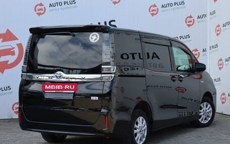 Toyota Voxy III, 2018 год, 2 550 000 рублей, 2 фотография