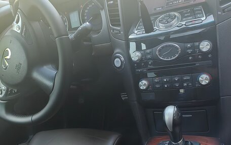 Infiniti QX70, 2014 год, 2 650 000 рублей, 12 фотография