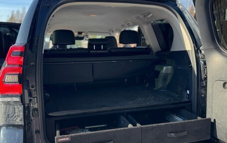 Toyota Land Cruiser Prado 150 рестайлинг 2, 2017 год, 3 800 000 рублей, 5 фотография