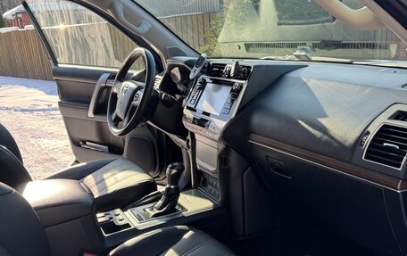 Toyota Land Cruiser Prado 150 рестайлинг 2, 2017 год, 3 800 000 рублей, 13 фотография