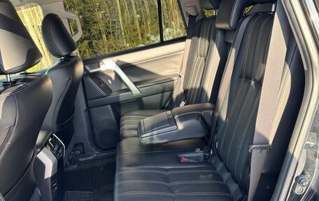Toyota Land Cruiser Prado 150 рестайлинг 2, 2017 год, 3 800 000 рублей, 16 фотография