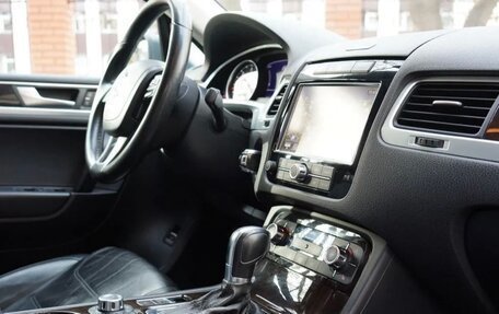 Volkswagen Touareg III, 2011 год, 1 850 000 рублей, 21 фотография