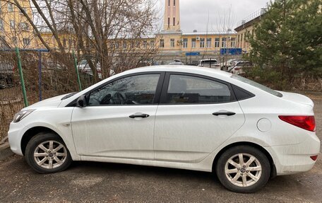 Hyundai Solaris II рестайлинг, 2012 год, 800 000 рублей, 5 фотография
