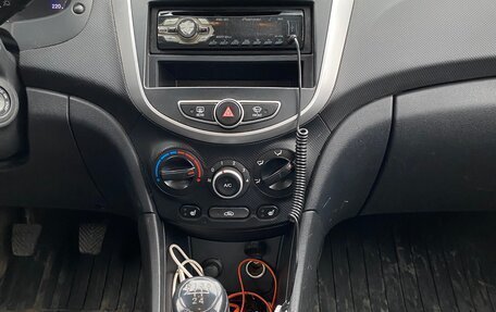 Hyundai Solaris II рестайлинг, 2012 год, 800 000 рублей, 18 фотография
