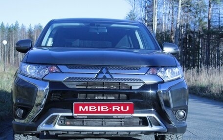 Mitsubishi Outlander III рестайлинг 3, 2020 год, 3 100 000 рублей, 8 фотография