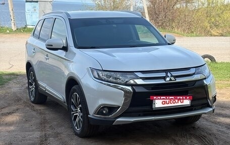 Mitsubishi Outlander III рестайлинг 3, 2017 год, 1 930 000 рублей, 2 фотография