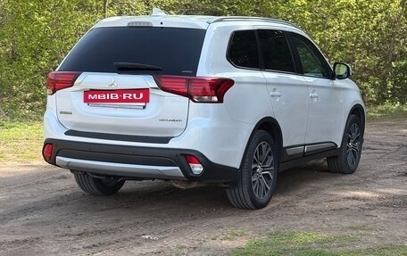 Mitsubishi Outlander III рестайлинг 3, 2017 год, 1 930 000 рублей, 4 фотография