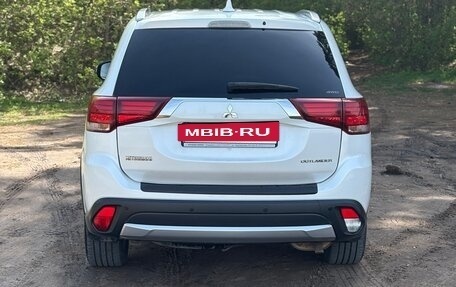 Mitsubishi Outlander III рестайлинг 3, 2017 год, 1 930 000 рублей, 5 фотография