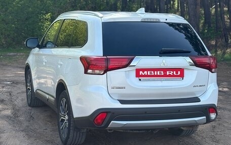 Mitsubishi Outlander III рестайлинг 3, 2017 год, 1 930 000 рублей, 6 фотография