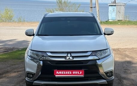Mitsubishi Outlander III рестайлинг 3, 2017 год, 1 930 000 рублей, 8 фотография