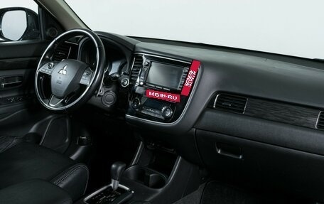 Mitsubishi Outlander III рестайлинг 3, 2015 год, 1 990 000 рублей, 10 фотография