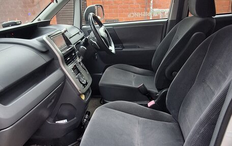 Toyota Voxy II, 2008 год, 1 420 000 рублей, 7 фотография