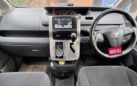 Toyota Voxy II, 2008 год, 1 420 000 рублей, 9 фотография