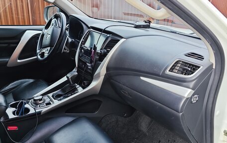 Mitsubishi Pajero Sport III рестайлинг, 2017 год, 2 350 000 рублей, 14 фотография