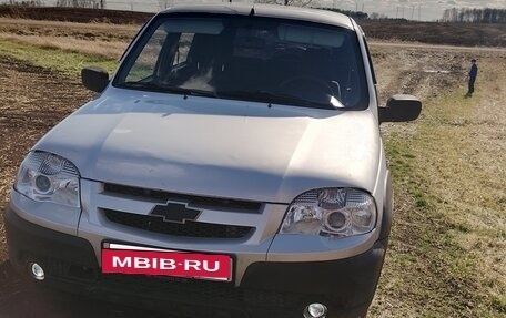 Chevrolet Niva I рестайлинг, 2011 год, 700 000 рублей, 3 фотография