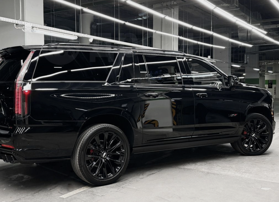 Cadillac Escalade V, 2025 год, 33 000 000 рублей, 2 фотография