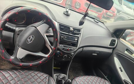 Hyundai Solaris II рестайлинг, 2011 год, 500 000 рублей, 4 фотография