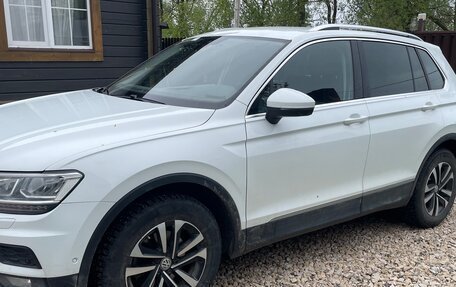 Volkswagen Tiguan II, 2019 год, 2 300 000 рублей, 2 фотография