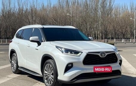 Toyota Highlander, 2022 год, 5 000 000 рублей, 2 фотография