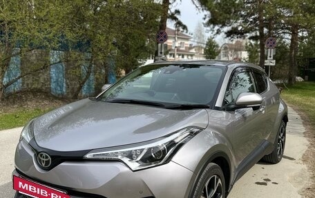 Toyota C-HR I рестайлинг, 2017 год, 2 850 000 рублей, 2 фотография