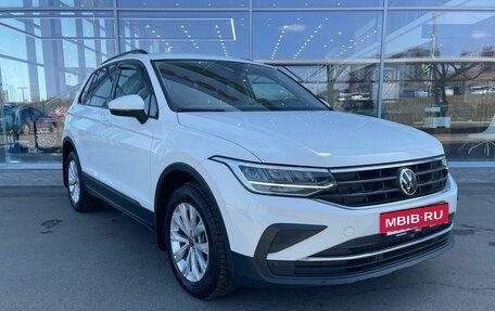 Volkswagen Tiguan II, 2021 год, 2 999 000 рублей, 2 фотография