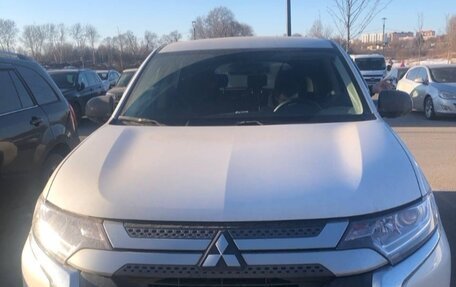 Mitsubishi Outlander III рестайлинг 3, 2021 год, 2 300 000 рублей, 2 фотография