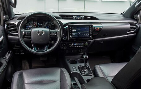 Toyota Hilux VIII, 2021 год, 5 800 000 рублей, 6 фотография