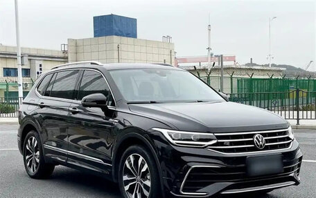 Volkswagen Tiguan II, 2022 год, 2 600 000 рублей, 3 фотография