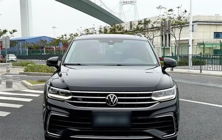 Volkswagen Tiguan II, 2022 год, 2 600 000 рублей, 2 фотография