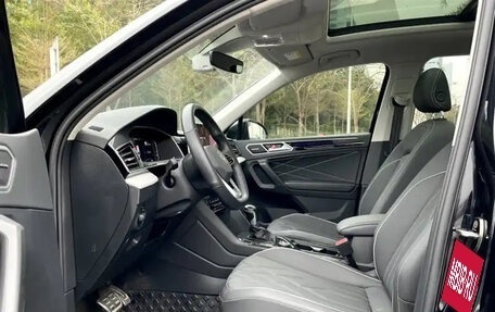 Volkswagen Tiguan II, 2022 год, 2 600 000 рублей, 10 фотография