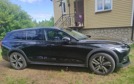 Volvo V60 Cross Country II, 2019 год, 3 500 000 рублей, 4 фотография