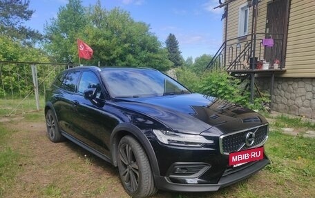 Volvo V60 Cross Country II, 2019 год, 3 500 000 рублей, 3 фотография