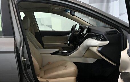 Toyota Camry, 2022 год, 3 990 000 рублей, 10 фотография
