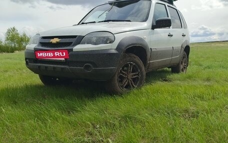 Chevrolet Niva I рестайлинг, 2018 год, 760 000 рублей, 2 фотография
