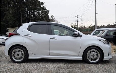 Toyota Yaris, 2022 год, 910 000 рублей, 8 фотография