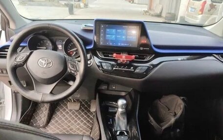 Toyota C-HR I рестайлинг, 2021 год, 1 600 000 рублей, 20 фотография