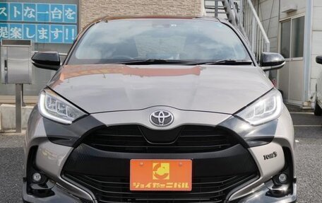 Toyota Yaris, 2022 год, 998 000 рублей, 2 фотография