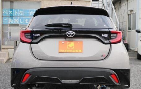 Toyota Yaris, 2022 год, 998 000 рублей, 5 фотография