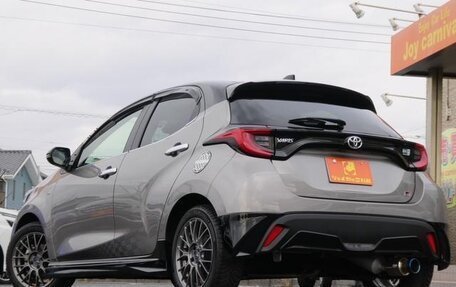 Toyota Yaris, 2022 год, 998 000 рублей, 4 фотография