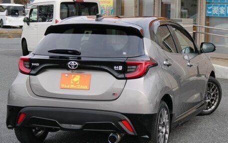 Toyota Yaris, 2022 год, 998 000 рублей, 6 фотография
