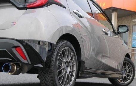 Toyota Yaris, 2022 год, 998 000 рублей, 10 фотография
