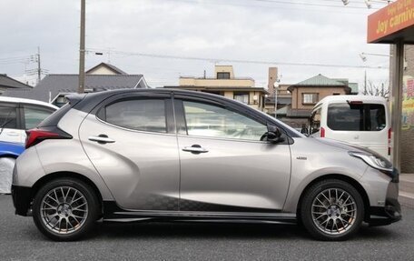 Toyota Yaris, 2022 год, 998 000 рублей, 8 фотография
