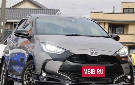 Toyota Yaris, 2022 год, 998 000 рублей, 3 фотография