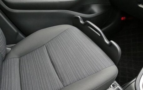 Toyota Yaris, 2022 год, 998 000 рублей, 16 фотография