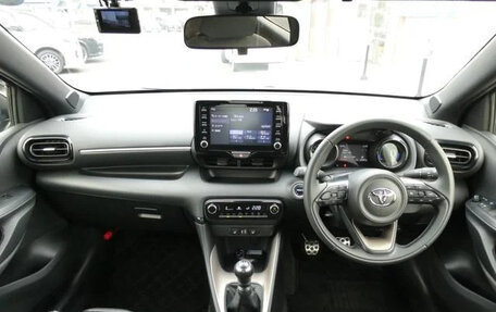 Toyota Yaris, 2022 год, 998 000 рублей, 19 фотография