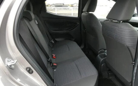 Toyota Yaris, 2022 год, 998 000 рублей, 18 фотография