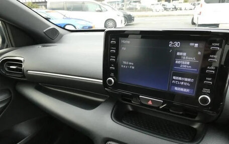 Toyota Yaris, 2022 год, 998 000 рублей, 25 фотография