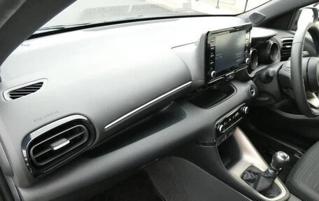 Toyota Yaris, 2022 год, 998 000 рублей, 39 фотография
