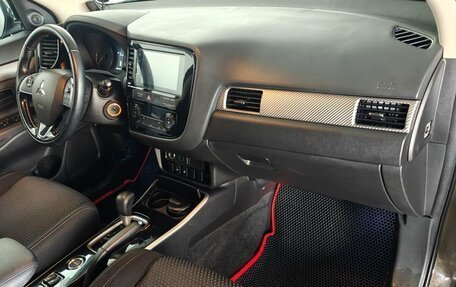 Mitsubishi Outlander III рестайлинг 3, 2018 год, 1 650 000 рублей, 9 фотография