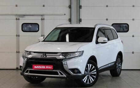 Mitsubishi Outlander III рестайлинг 3, 2018 год, 1 980 000 рублей, 1 фотография